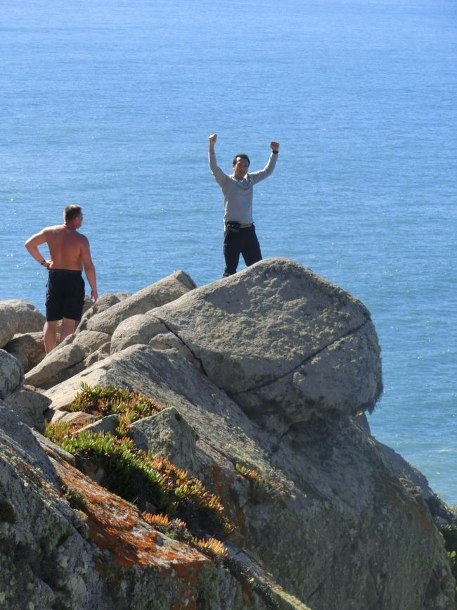 岬から尾根づたいに岩場を登ったり降りたりした「超先っちょ」へ行きます。<br />(この岬、「柵」ってものが少ないんですよ。よって、皆、「自己責任」で好きなとこに行きます。)<br /><br />何故か裸で佇むオッサン(勝手に推定ドイツ人)を絡めて記念撮影。<br /><br />ってか、こっちの方がより西じゃね？、、、ま、あまり細かいことを言うのはよそう(笑)