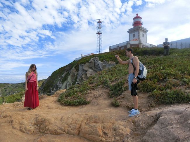 今度はロカ岬記念碑を挟んで逆サイドへ行き、景色を楽しみながら、撮影に興じるカップル(死語)を端から撮影してみたりして。