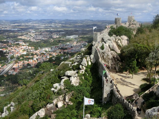 時計ショックを乗り越え、今度はしっかり座席に座っていたらそんなに揺れなかったバスがシントラに到着。<br /><br />正直言って、シントラはそんなにそんなに「行きたい！」ってわけではなかったのですが、行った後の感想は「ここに一泊してもっと見たかった！」というところでした。<br /><br />またもや路線バスに乗り、まずはムーアの城跡へ。