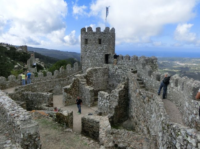 ここは7〜8世紀頃にムーア人(誰？)が立てたという城跡。<br />それ自体も凄いことですが、率直な感想、「塔がマリオっぽい！」<br />城跡をくまなく歩き倒し、次は向かいのペーナ宮殿へ。<br />絵地図を見たら近そうだったので、バスに乗らず山の中を歩いて行ったら、結果的に結構な登山をしてしまいました(泣)