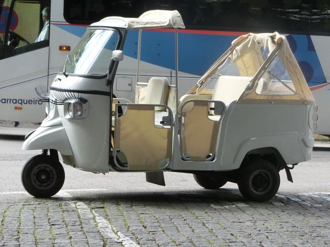 ペーナ宮殿前の広場にあったトゥクトゥク。結構アッチコッチでトゥクトゥクが活躍してまして、東南アジアみたいですね。<br />ちなみに、呼び名もトゥクトゥクなんだそうです。<br /><br />このトゥクトゥク、ヘッドライトの睫毛がカワイイ♪