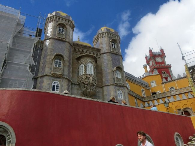 このペーナ宮殿、色が凄い！<br />大自然の山の中で色彩センスどーなん？？