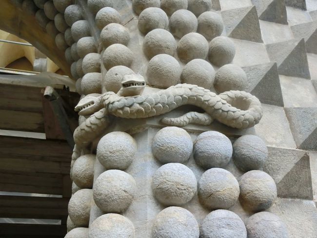 この宮殿、あっちこっちに色んな造作がついており、これがまた私を退屈させません。<br /><br />ヘビとか、