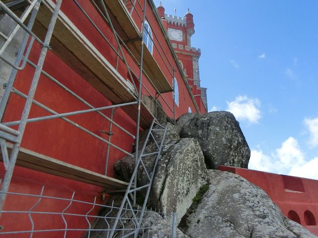 冗談はさておき、このペーナ宮殿の凄いところは、<br />山のてっぺんに建っているのですが、山のてっぺんにあった巨大な岩石を利用して、この建築に邪魔なはずの岩石をひとつの構造部材として建物に組み込んで作ってしまっていることです。<br />