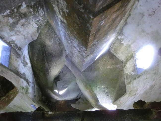 なので、建物の柱部分なんかをよく見ると、岩と柱と梁が実に絶妙に組み合わされて宮殿を支えているのです。<br /><br />やることが粋で大胆！