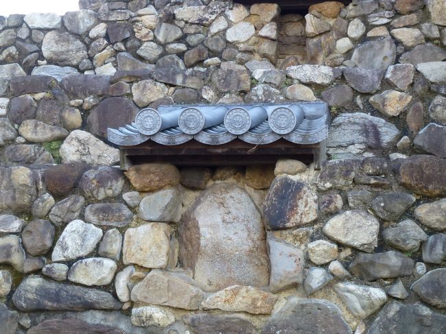 ほこらの中の石仏は昔の物です