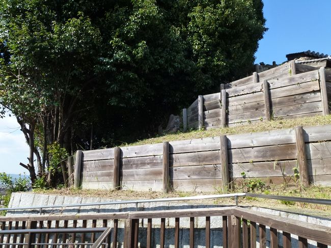 現在の頭塔は、南側については頭塔の森としてそのままにし、発掘 調査により遺構解明された北側のみを昭和61年から平成12年まで奈良県教育委員会が復元整備を行いました。