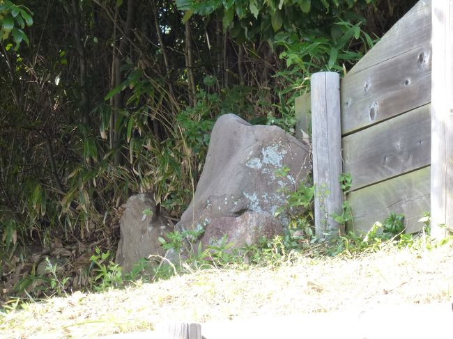 石仏はお顔がよく分かりませんが厳かなお姿でした。