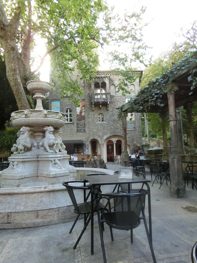 敷地内に点在する洞窟やら井戸やら教会やら(ナンだかよくわからない)砦的なものやら、アッチコッチ走り回っては感動して歩き、いかにも西洋の古城ってのを満喫したとき、<br /><br />あ、今日盛り上がり過ぎて昼飯食ってねぇ<br /><br />と気づく。<br /><br />ふとみると、古城の一部を使ってのカフェみたいなのがあったのでそこで遅めの昼食。(18:00近くを昼食と言うかどうかは不明)