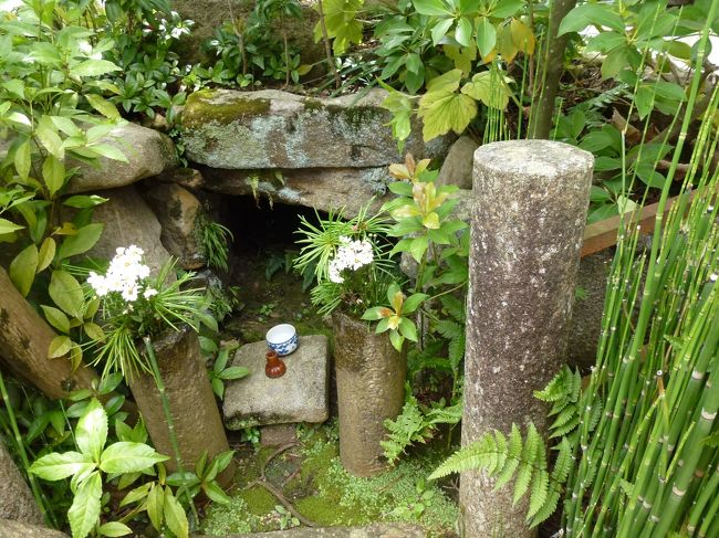 「十輪院」開基（創立者）は朝野魚養（あさののなかい）を祀る「魚養塚」