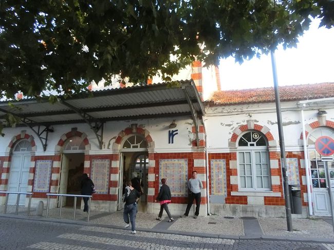 因みにこのシントラっちゅーところ、メインとも言える宮殿で、シントラ宮殿というのがあります。<br />レガレイラ宮殿は王族の別邸とすれば、シントラ宮殿は王様の離宮。<br />でも、興味あるのからじっくり見てたら閉館になっちまいました(笑)<br /><br />仕方ないのでシントラ駅へバスで戻り、リスボンへ戻ります。