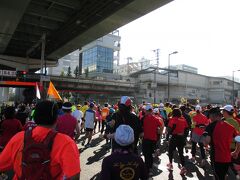 JR大阪環状線の森ノ宮駅前を右折します。