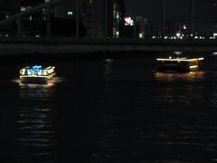 隅田川を航行する屋形船と水辺ライン