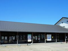 台場みなとプラザ
新鮮な魚介や特産品が並びます。
イカ刺しや炉端焼きも味わえます。
　