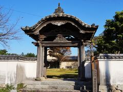 旧唐津藩藩校中門
市の重要文化財に指定されています。
　