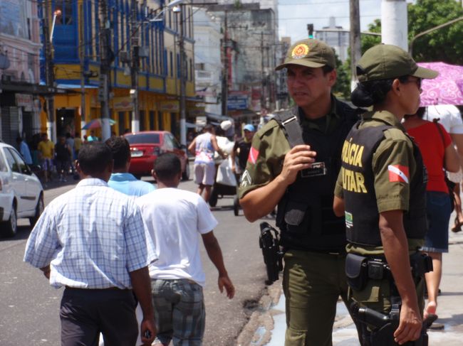 至る所に銃を持った警官が・・