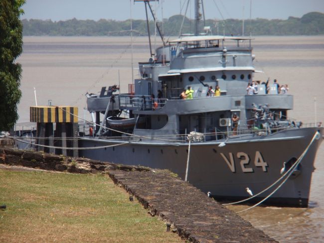要塞の横に軍艦
