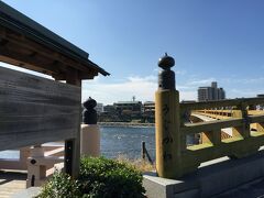 駅を出て、右手の方に進んで行くと
宇治川に掛かる
宇治橋に出できました。