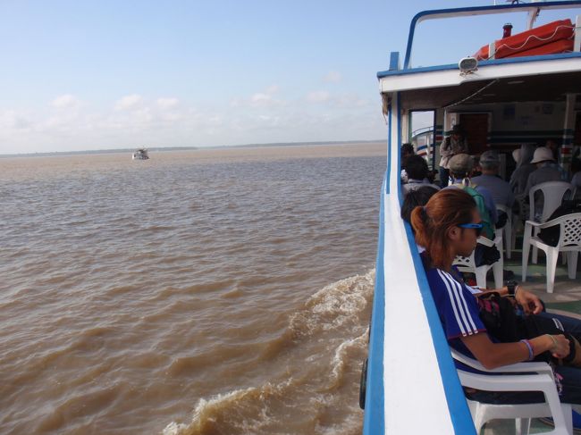 この小船でアマゾン川を溯ります