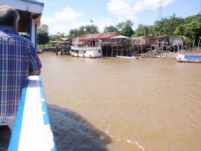 ボア・ビスタ集落で下船し原生林を散策しました