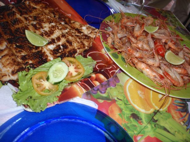 川沿いのレストランで昼食です