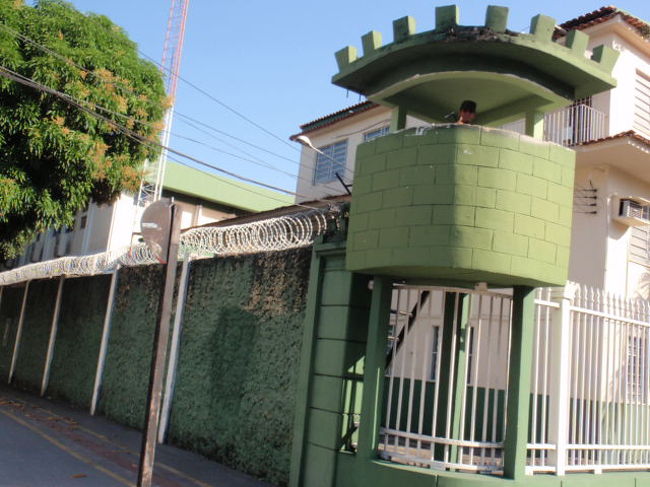 公の建物らしいですが四隅に銃を持った警備兵が見張っていました