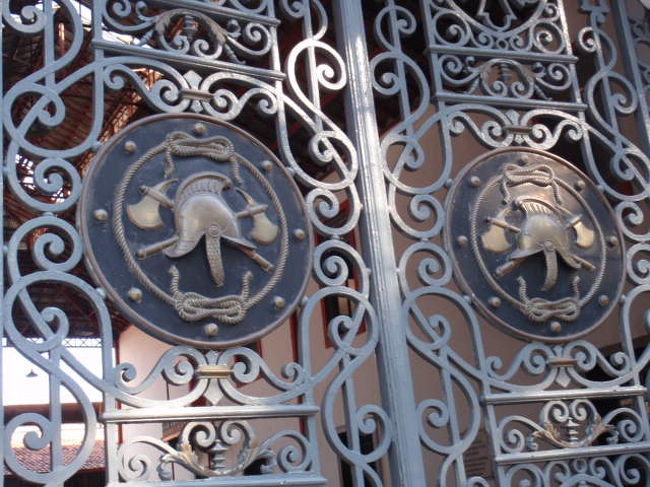 消防署の門です