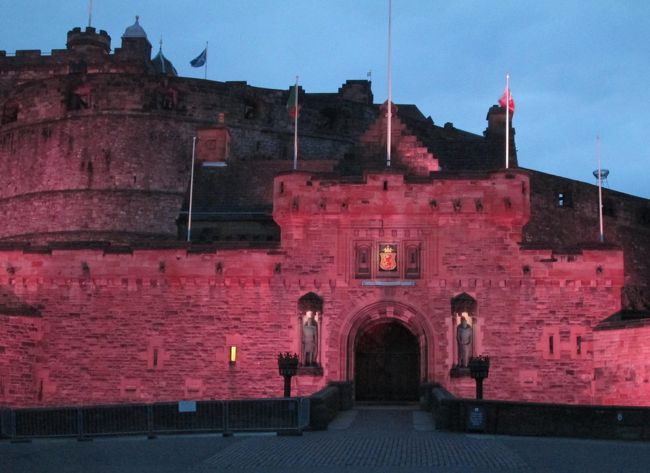 エジンバラ城の夜景　2014.10.14　18：32　（サンプル写真）<br /><br />表紙とほぼ同じ位置で撮った入口の門