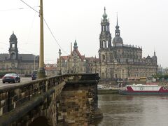 アウグストゥス橋を渡り旧市街へ。旧市街の入口にはカトリック旧宮廷教会がそびえています。