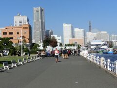 山下公園から横浜ランドマークタワーとパシフィコ横浜が見えました。