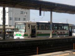 ＪＲ御坊駅内にある紀州鉄道乗場です。失礼ながらバスが停まっているものだと思っていました。