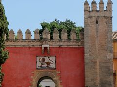 アルカサル入口の『ライオン門』　

まるでテーマパークの入場門のよう(*´▽｀*)

アルカサルとはスペイン語で『城』を意味し
宮殿、城砦を意味するアラビア語に由来しているとか。

スペイン各地にアルカサルはありますが、セビリアのアルカサルは９～11世紀に建てられたイスラムの宮殿跡地に、カスティーリャ王のペドロ１世がムデハル様式で14世紀に建設したものです。
（15～16世紀に歴代の王たちにより増改築されたため、ゴシックやルネッサンス様式も混在しています）

現在もスペイン王室の王宮として使われており
王族のセビリア訪問時はここに泊まるそうです。