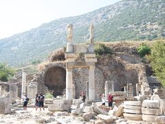 ドミティアヌス神殿．
皇帝ドミティアヌスを祀る神殿が建てられていたとのこと．