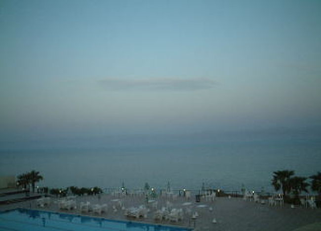 朝もやに包まれた死海の風景。左端上空には半月が見える。このホテルはプール施設も充実。