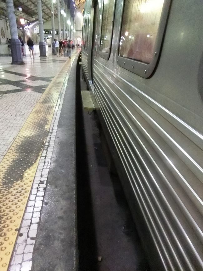 ホームと離れすぎでしょー！<br />落ちるよ、マジで。<br />てか、折角のステップもホームに届いてないし(爆)