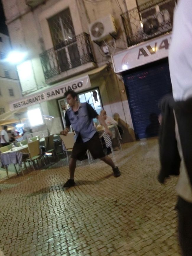 しっかりと荷物を握りしめながら、ついつい爆睡。<br />リスボンはロシオ駅に到着し、そろそろ夕飯の時間だねと。(さっき食ったろ！)<br />大道芸を隠し撮りしながら今日のお目当ての食堂へ。