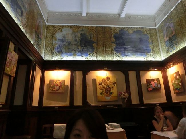 やっとお店です。<br /><br />昨日のトコもそうだったけど、どこもかしこも外から中までアズレージョ(装飾タイル)だねぇ。<br />お見事！