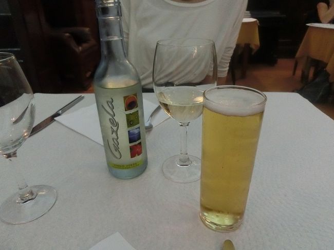 さっき飲んで食った気がしなくもありませんが、またビール♪<br />今回はSuper Bock。サグレスとスーパーボックは日本で言えばキリンとアサヒみたいな立ち位置な感じですね。<br />相方はワインに。