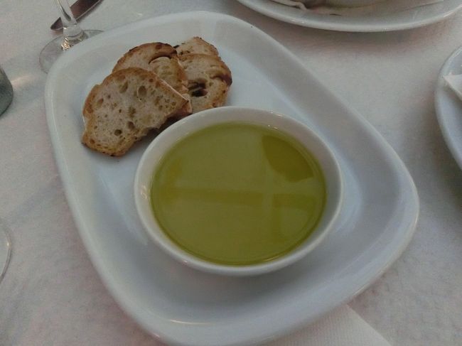 恒例のパン。手付けなきゃ金は取られない。(でも食べるけど)<br />