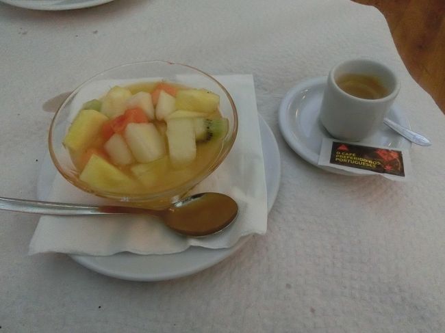 デザートはコーヒーと「フルーツサラダ」。<br />フルーツサラダと頼むと、フルーツポンチが来ます。<br />汁が旨い♪