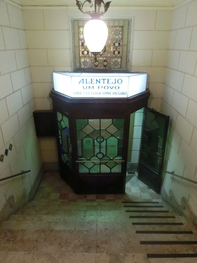 満腹で帰ろうと階段を下っていると、今まさに建物の外に出るところに看板出てました。<br /><br />それも内側に向かって…<br />(帰る人にアピールしてどうする)