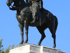 ヌエバ広場にあるフェルナンド3世の銅像

1248年に500年以上続いたイスラム支配から
セビリアを奪還したカスティーリャの国王です。