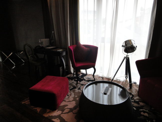 入ってすぐのリビングスペース、全てがおしゃれ