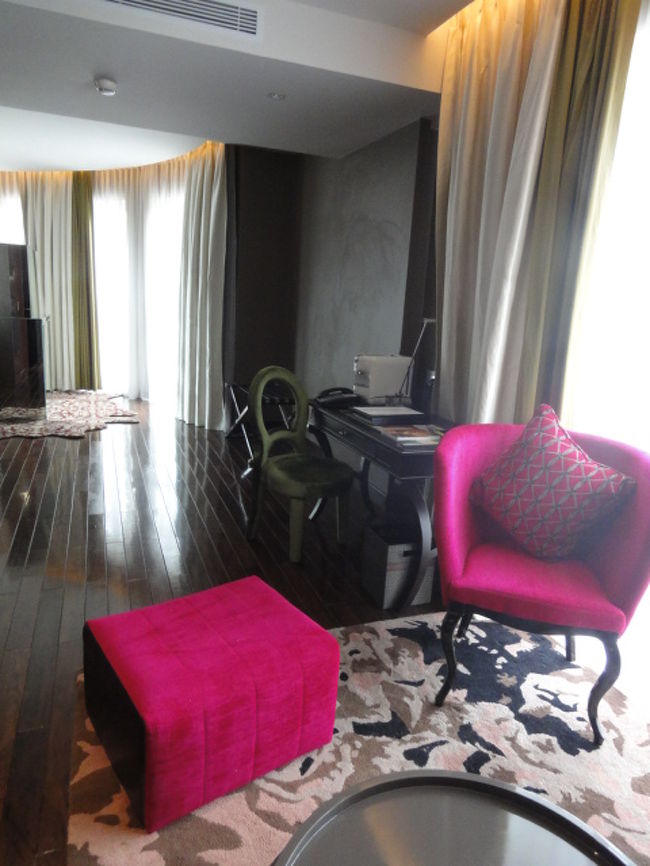 横に長いお部屋で奥がベッドルームになっています。