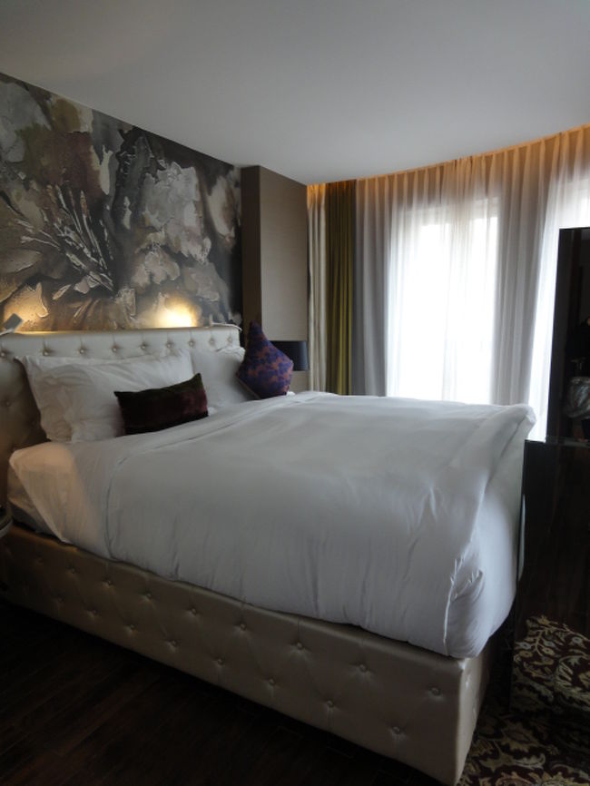 よじ登る級のベッドマット、高い位置で眠るのはお姫様気分。