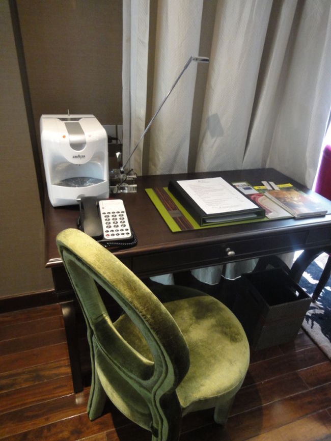 ライティングデスクにはコーヒーマシンもあり。<br />お部屋で過ごす派にはありがたいです。