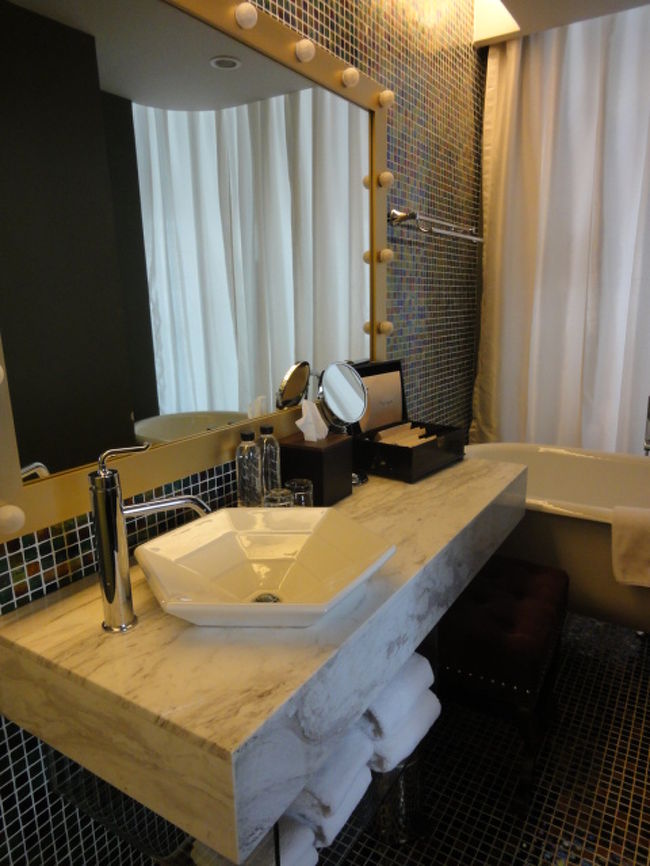 バスタブの向こうはカーテンのみ（笑）。<br />その向こうにベッドがあります。