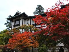 駅までの帰り道に少し寄り道。
寄り道先はクラシカルな建築物である日光金谷ホテル。
とても私たちが気軽に泊まれるホテルではないが、見学はいつだって無料。

歴史ある建物を拝見させてもらう。
建物内のティールームでお茶も悪くはないかな。とも思ったのだが、やはり落ち着かないのでパス。

明治時代に建てられたクラシカルな白壁の建物に紅葉した木々の色が良く似合う。