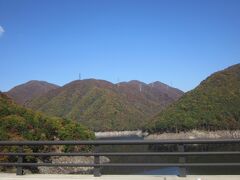 湯西川温泉へのトンネルを抜けて行きます。