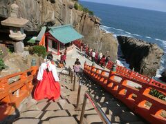 日向灘を眼下に見ながら石段をおりて
